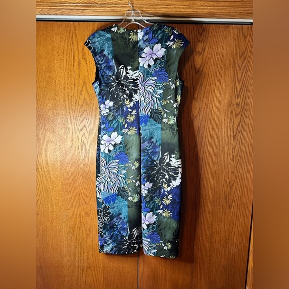 NWT Connected Apparel Dark Blue V-Neck Sleeveless Sheath Dress Size 8 Floral - Picture 2 of 16